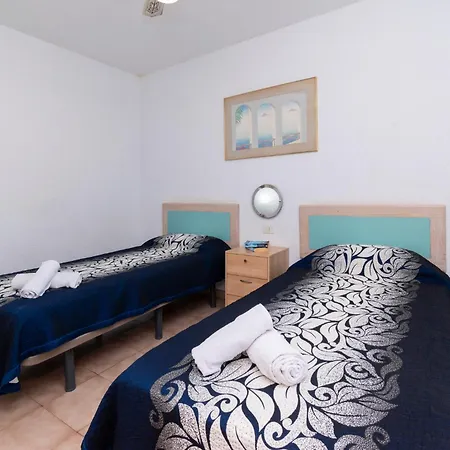 Wonderful 2 Bedroom Location דירה